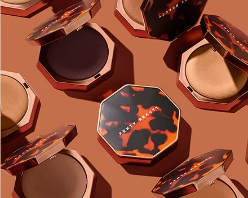 Ganhe um Gloss Bomb full size nas compras de Fenty Beauty a partir R$599